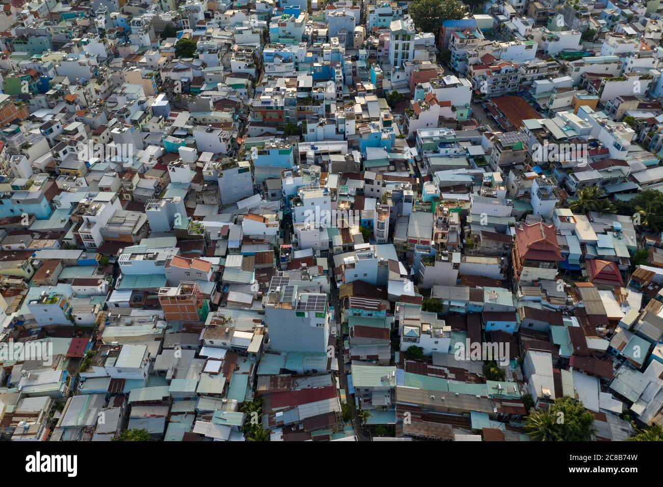 Antigua zona residencial y de negocios abarrotada del distrito de Binh Thanh, Ciudad Ho Chi Minh desde la vista aérea de arriba abajo Foto de stock