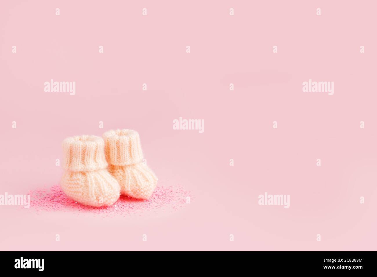 Zapatos para bebés, botitas sobre fondo rosa, fondo de la primera fiesta  del recién nacido, cumpleaños, expectativa del recién nacido, maternidad,  maternidad, paternidad, mínimo m Fotografía de stock - Alamy