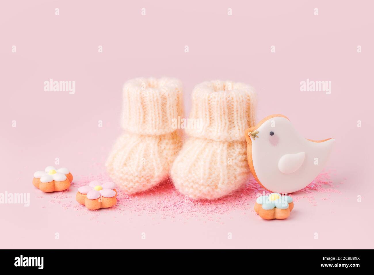 Primer plano de zapatos de bebé botitas calcetines, decoración de la ducha  del bebé - galletas dulces sobre fondo rosa, el concepto de la fiesta de la  ducha del bebé, embarazo, expe