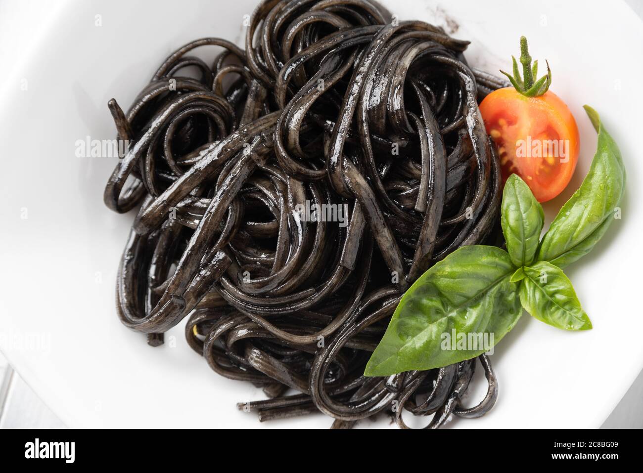 Plato de deliciosa linguina con salsa de tinta de calamar, una receta  típica de pasta italiana Fotografía de stock - Alamy