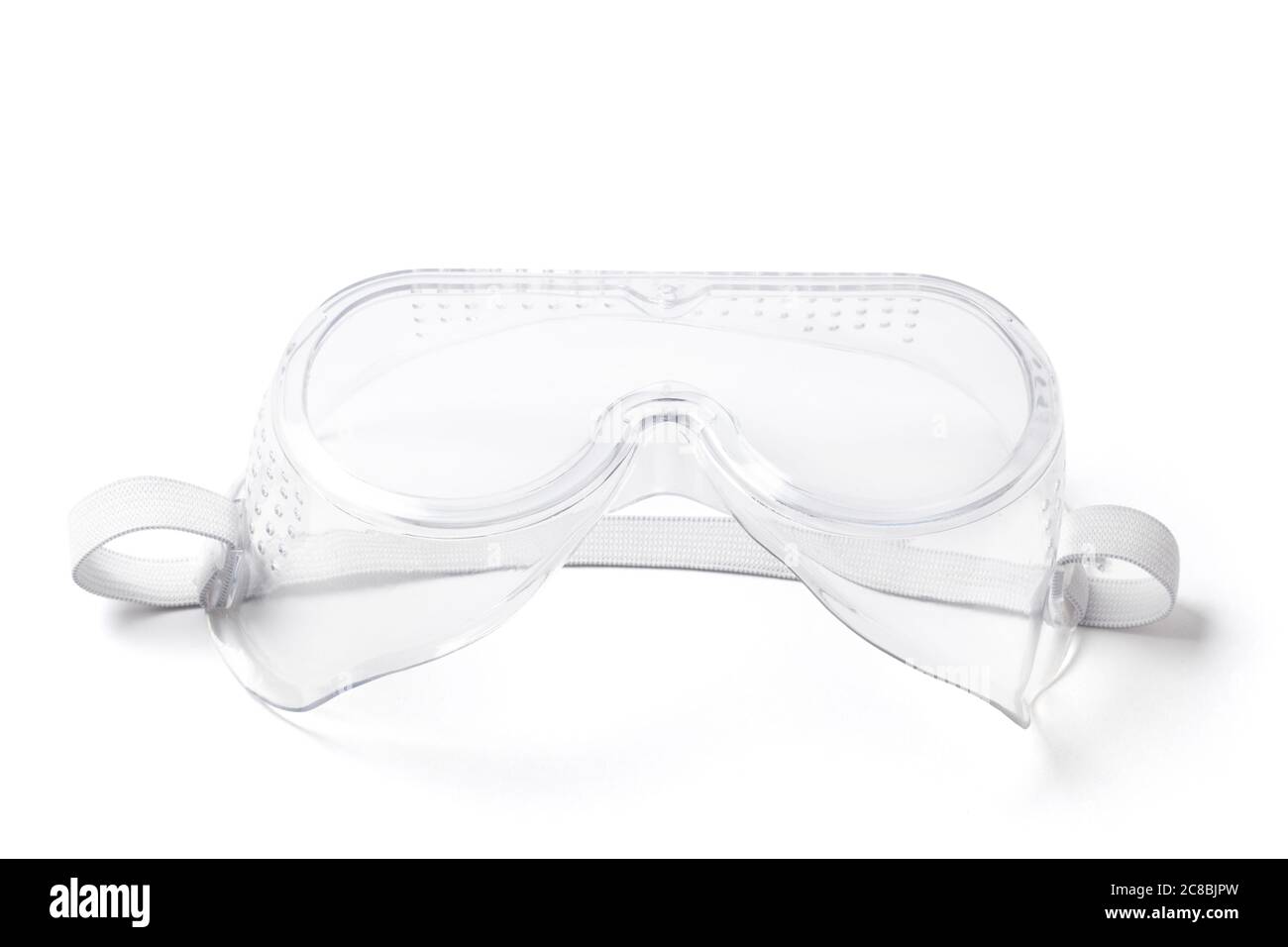 Gafas de seguridad ventiladas de plástico aisladas sobre fondo blanco Foto de stock