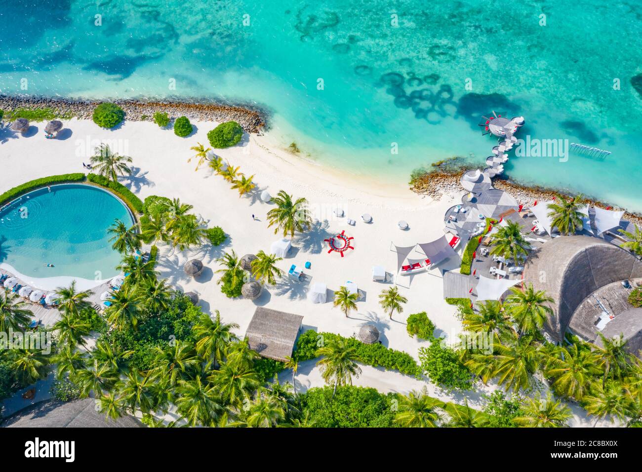 Perfecto paisaje aéreo, lujoso complejo tropical u hotel con villas acuáticas y un hermoso paisaje de playa. Vista increíble de pájaro en Maldivas, paisaje Foto de stock
