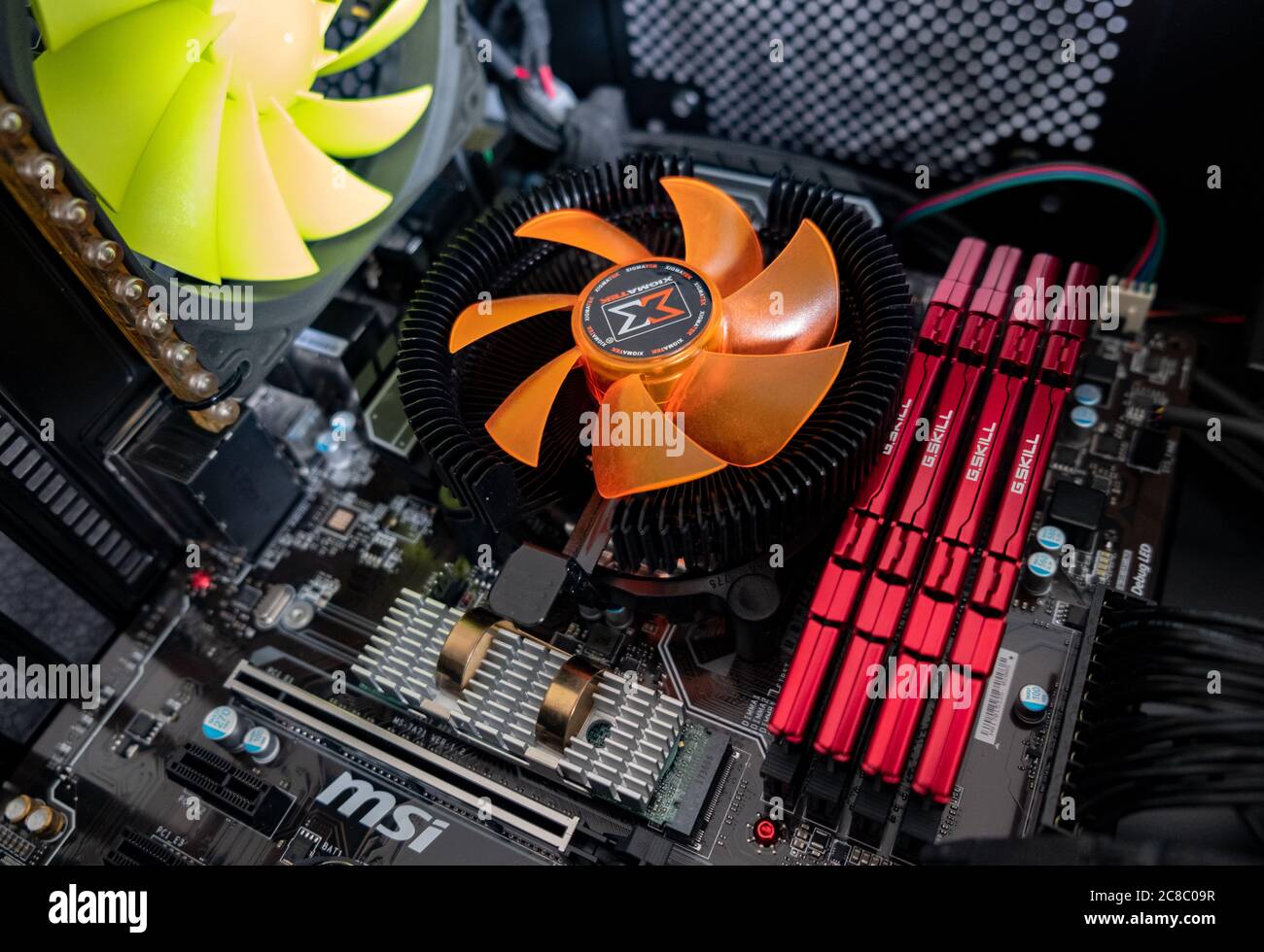 Placa base de un ordenador personal con módulos de memoria ventiladores y CPU Cooler Foto de stock