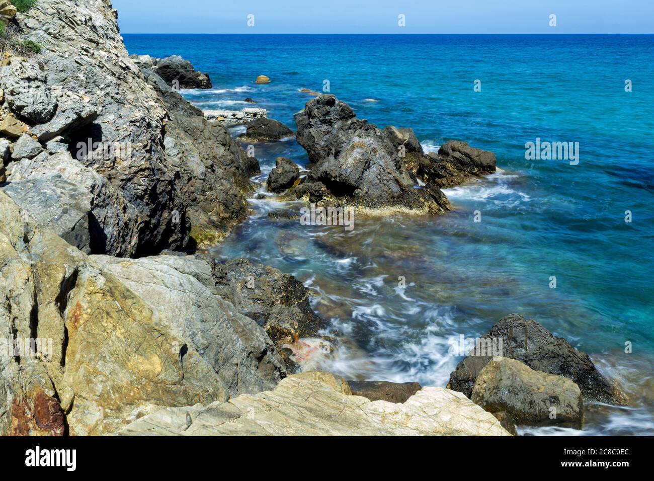 Larga exposición de surf en la costa rocosa de Elba Foto de stock