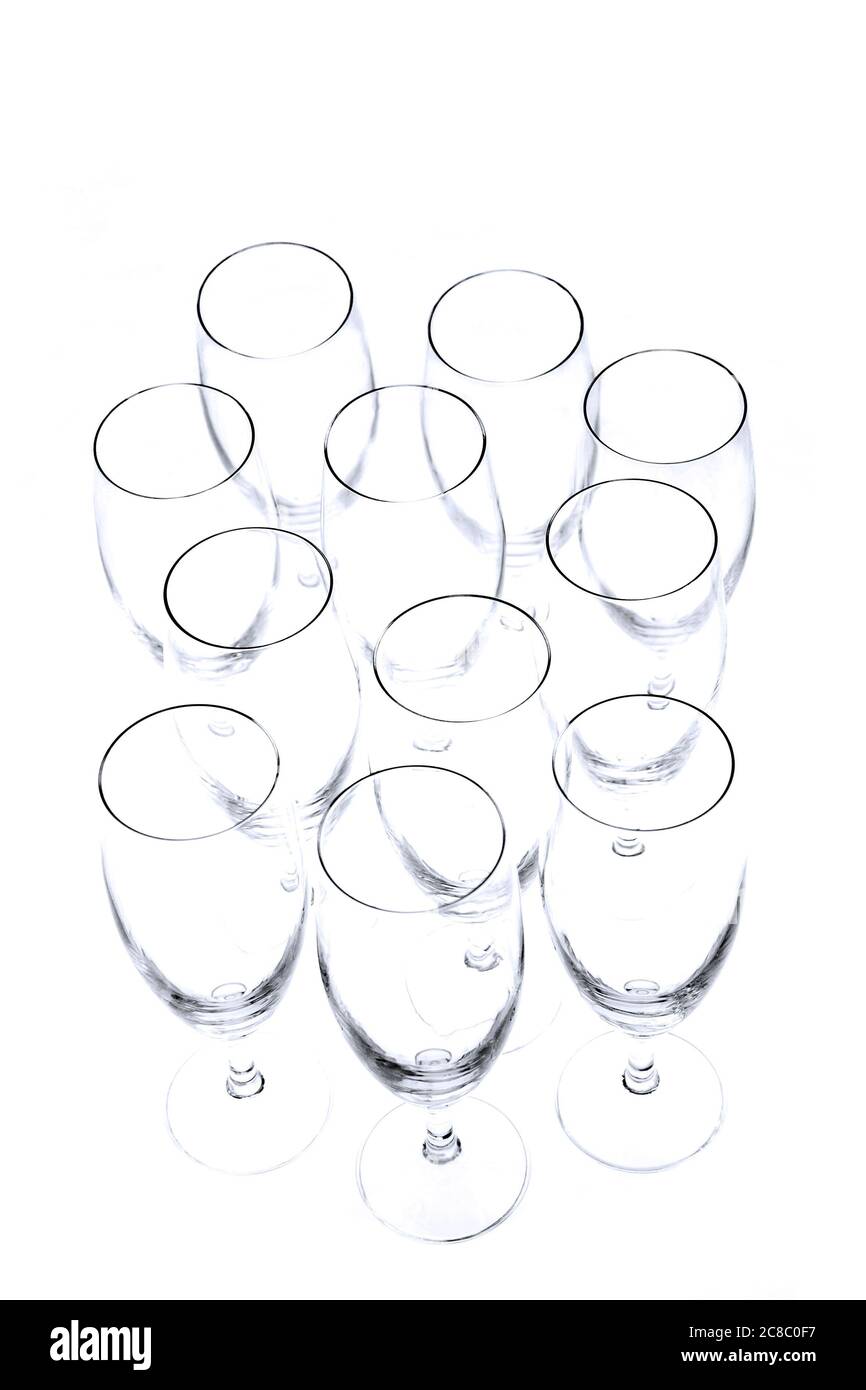 Vasos de champán vacíos desde arriba sobre fondo blanco Foto de stock