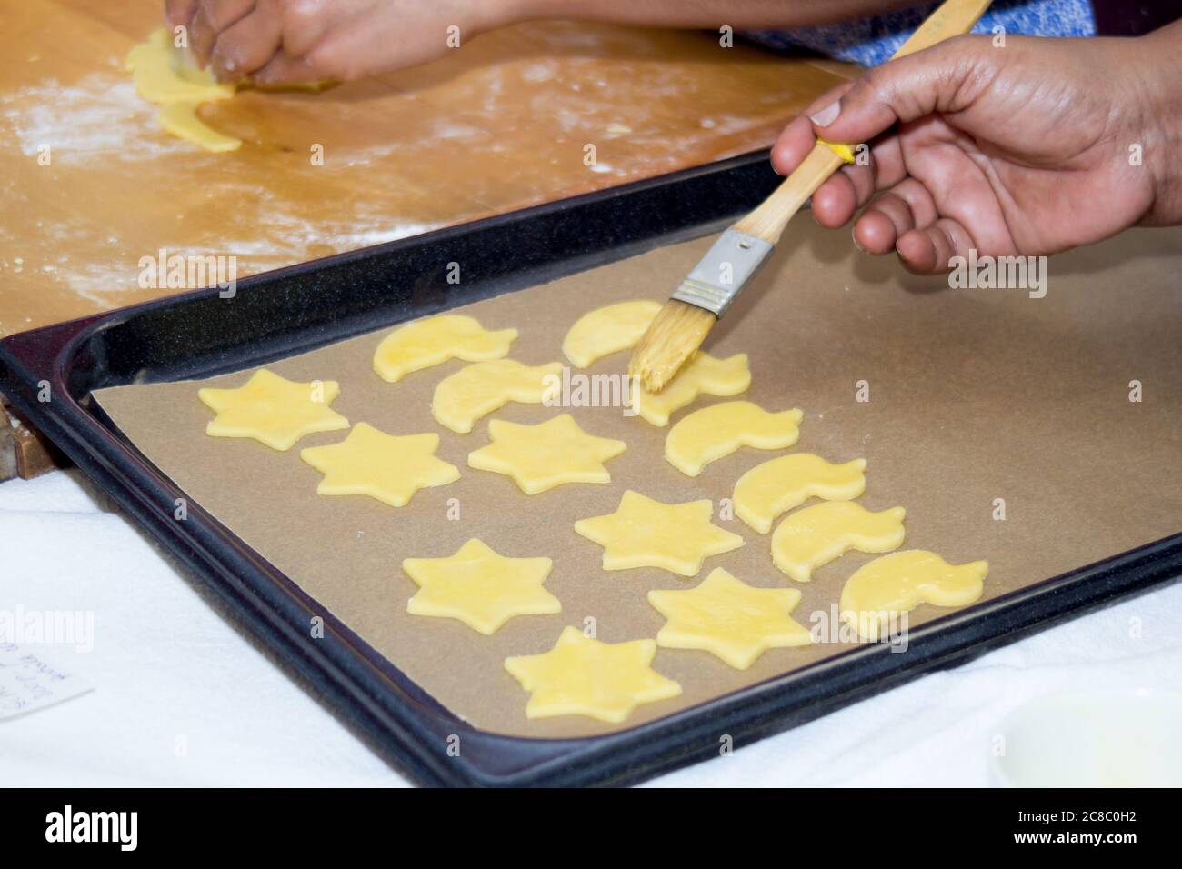 Preparar y hornear galletas Foto de stock