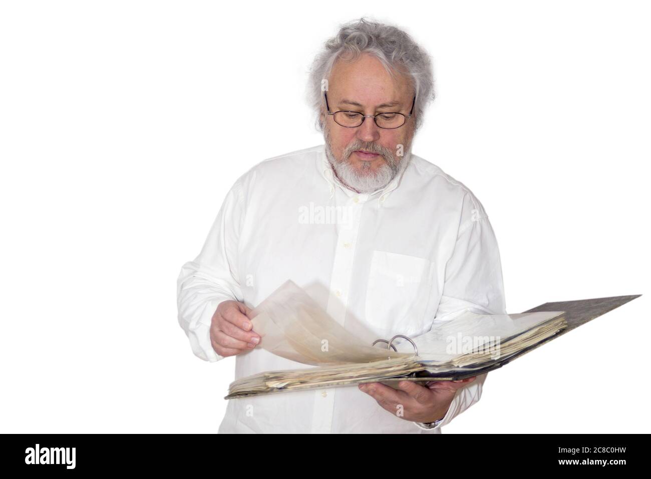 Senior está viendo en una carpeta de arriba aislada en las páginas blancas Foto de stock
