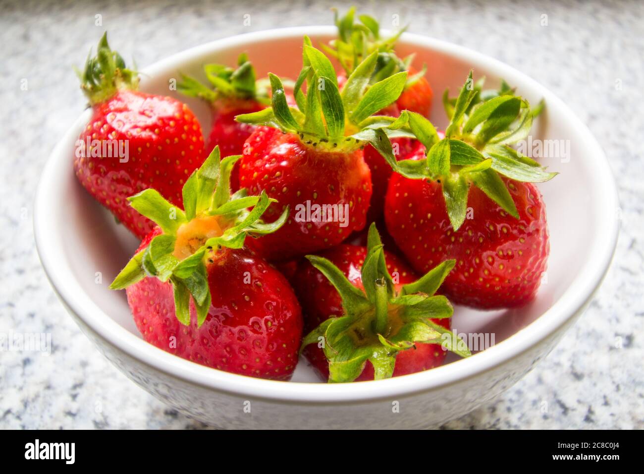 Primer plano de fresas en un Bol Foto de stock