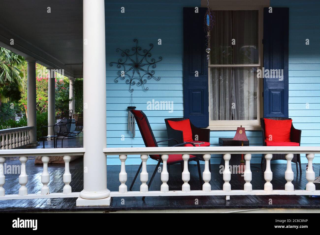 Un encantador porche envolvente en una casa en el histórico barrio Oakwood de Raleigh, Carolina del Norte. Foto de stock