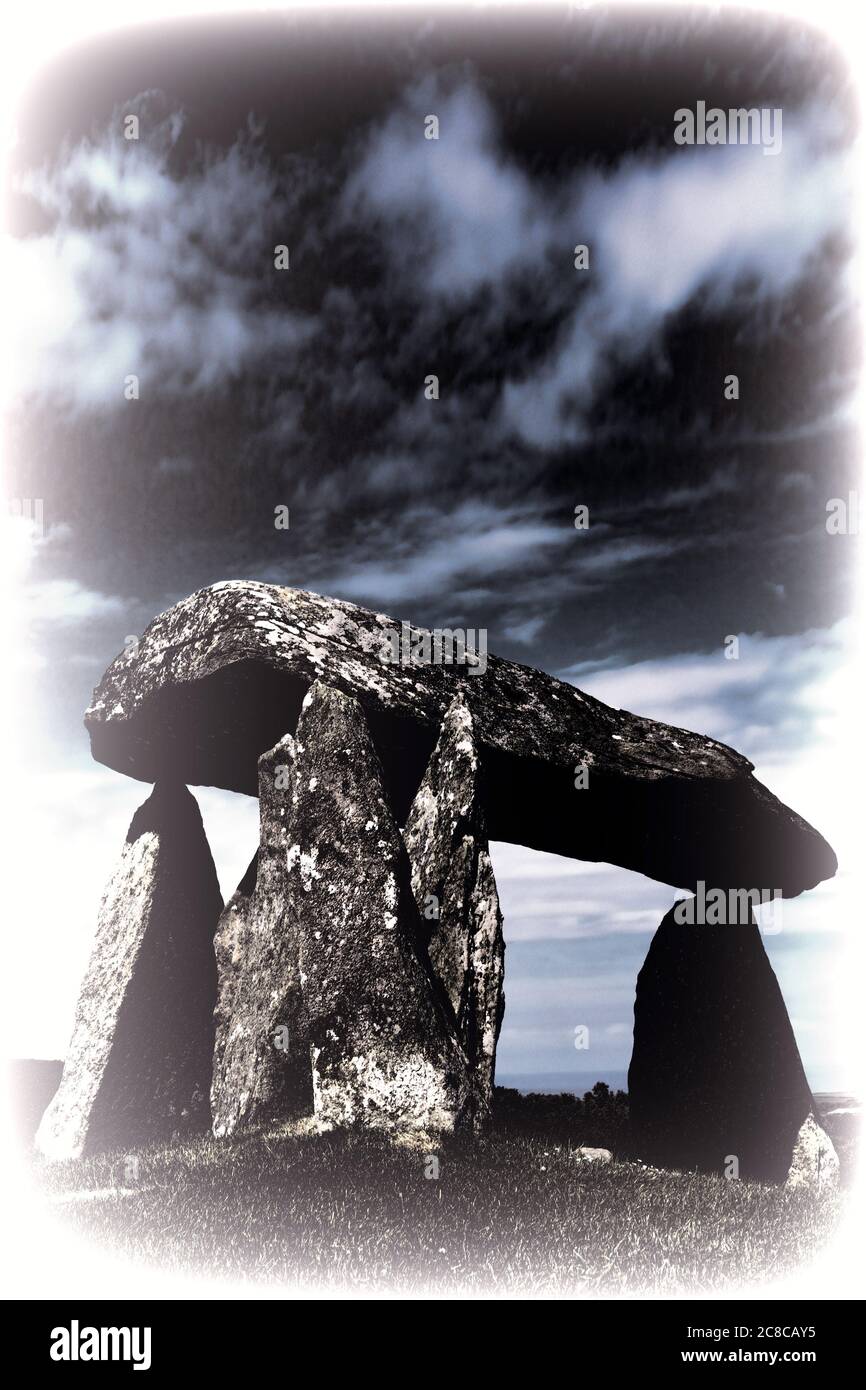 Imagen tonizada del Pentre Ifan una cámara de enterramiento de piedra comunal megalítica prehistórica que en Pembrokeshire Gales Reino Unido un destino popular LAN Foto de stock