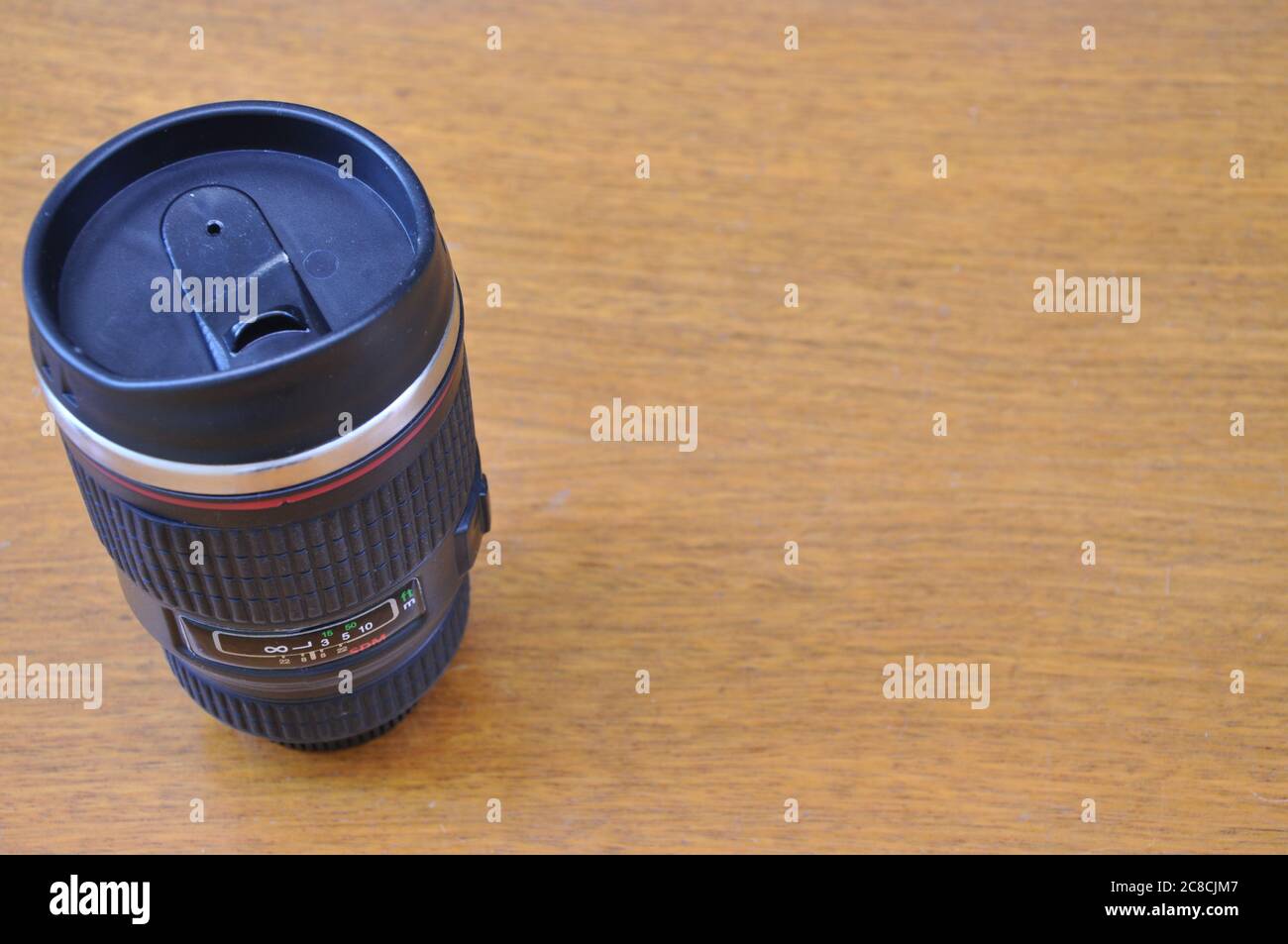 Taza. Térmica en forma de lente, imita la lente original de la cámara, con  tapa, para agua, cerveza o café, sobre un fondo de madera, Brasil,  Sudamérica Fotografía de stock - Alamy