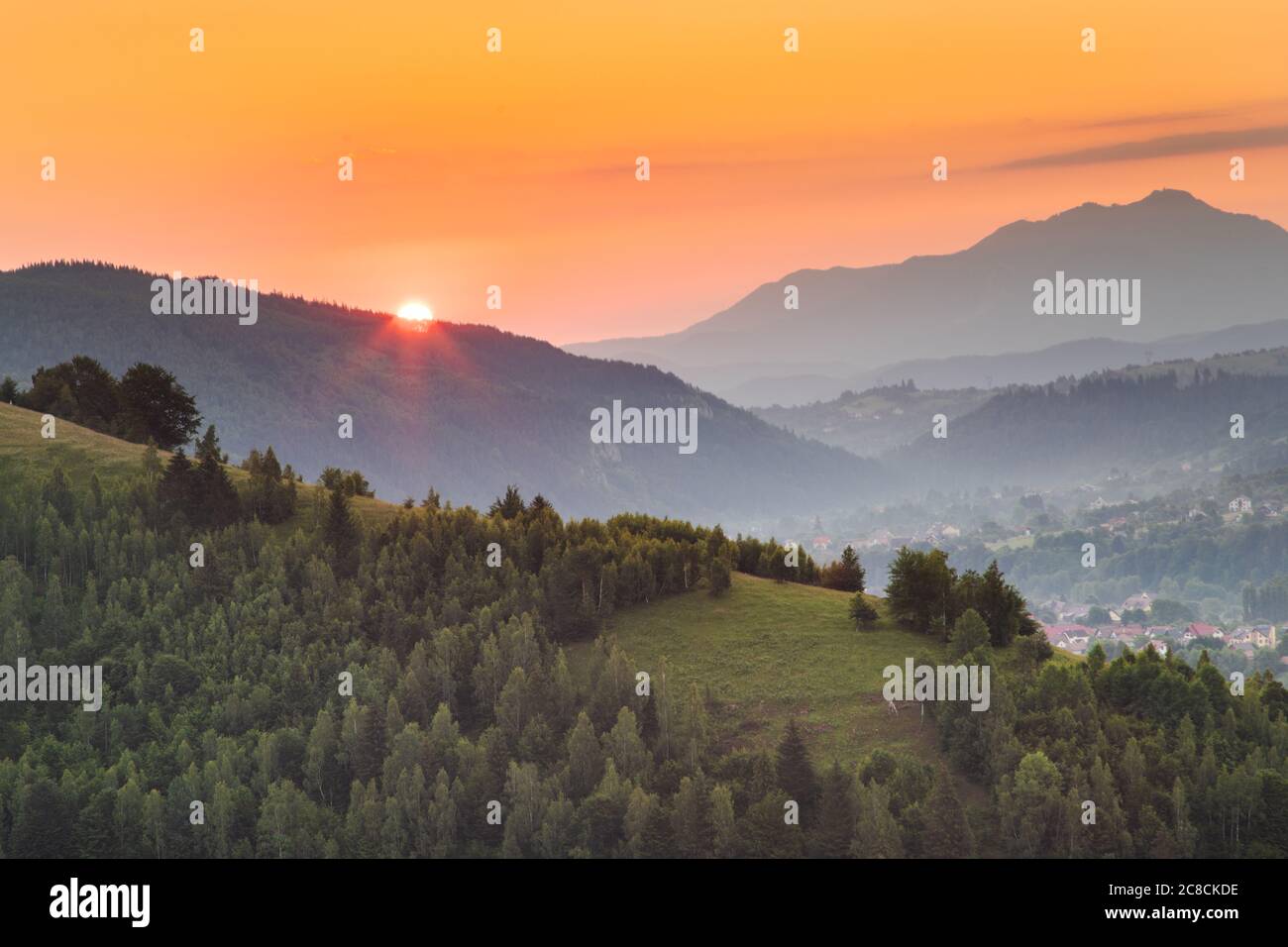 Amanecer de verano en el pueblo de Transilvania. Paisaje de niebla aérea en Transilvania, al amanecer Foto de stock