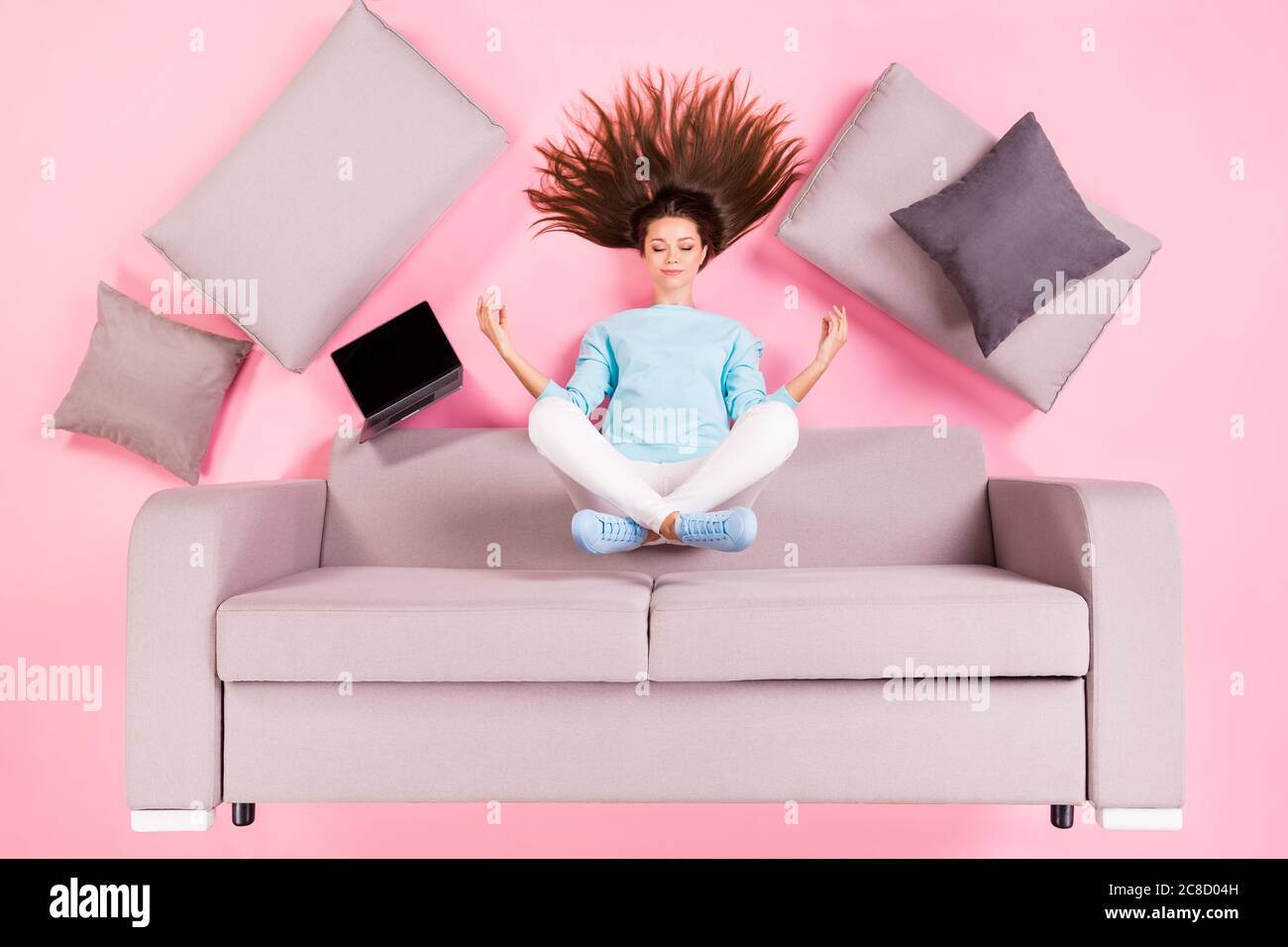 Vista superior sobre el concepto de flat lay plano de ángulo alto de ella ella bonita atractiva tranquila enfocada niña sentada en diván meditando chakra asana Foto de stock