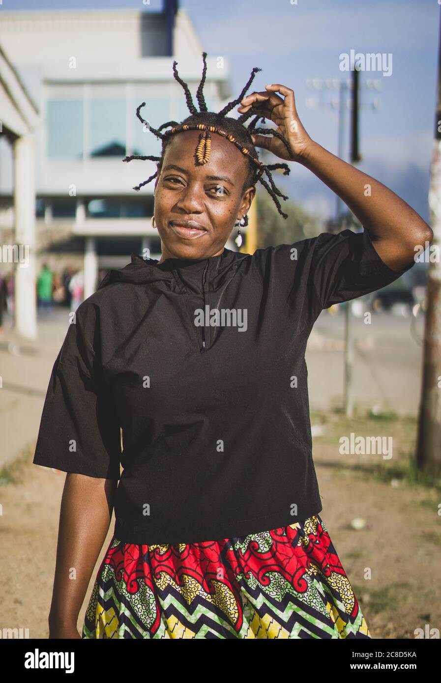 Mujer africana con peinado nativo africano con ropa africana Fotografía de  stock - Alamy