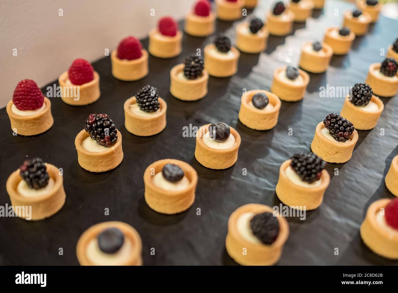 Se sirven dulces y canapés de postre para recepciones, eventos corporativos  y bodas Fotografía de stock - Alamy