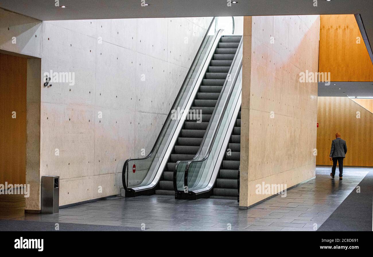 Escaleras mecánicas y arquitectura interna moderna y diseño de oficina Foto de stock