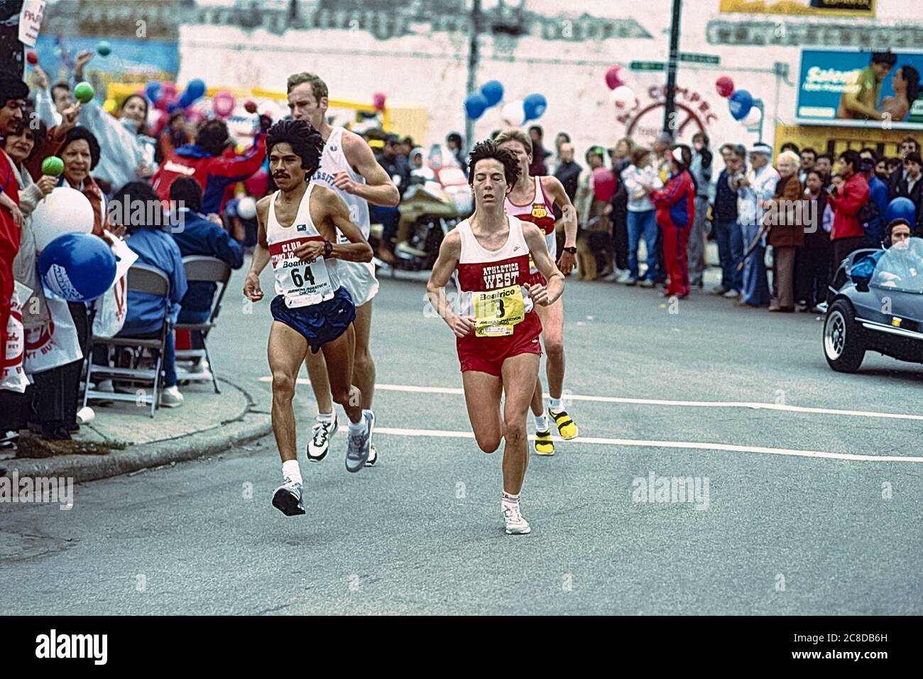 Joan Benoit (USA) ganador #3 compitiendo en el Maratón de Chicago 1985 Foto de stock