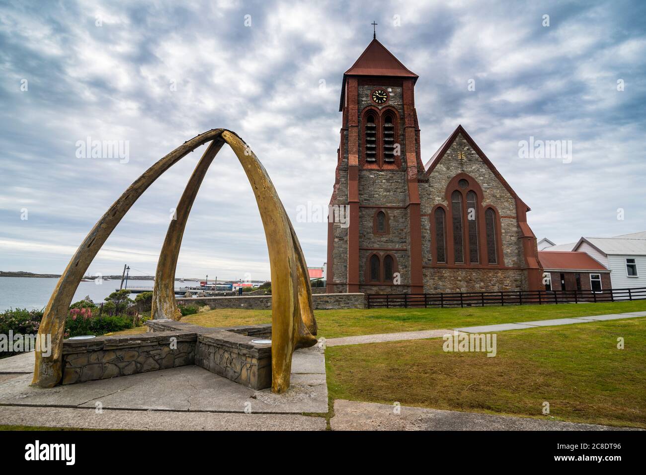 Reino Unido, Islas Malvinas, Stanley, Arco de hueso de ballena frente a la Catedral de la Iglesia de Cristo Foto de stock