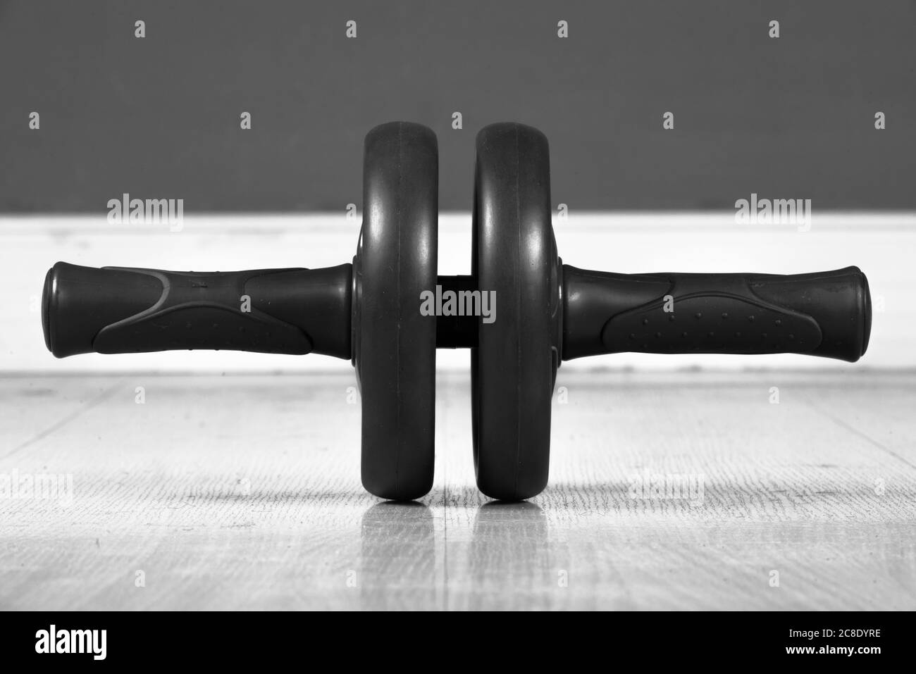 Retrato de la rueda sobre el suelo de madera en blanco y negro Foto de stock