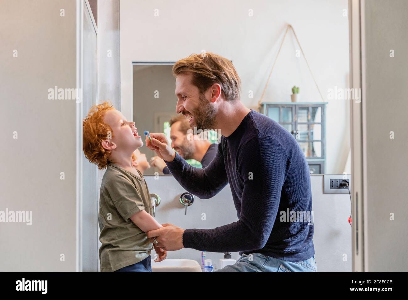 Niño Cepillando Los Dientes Fotos E Imágenes De Stock Alamy 