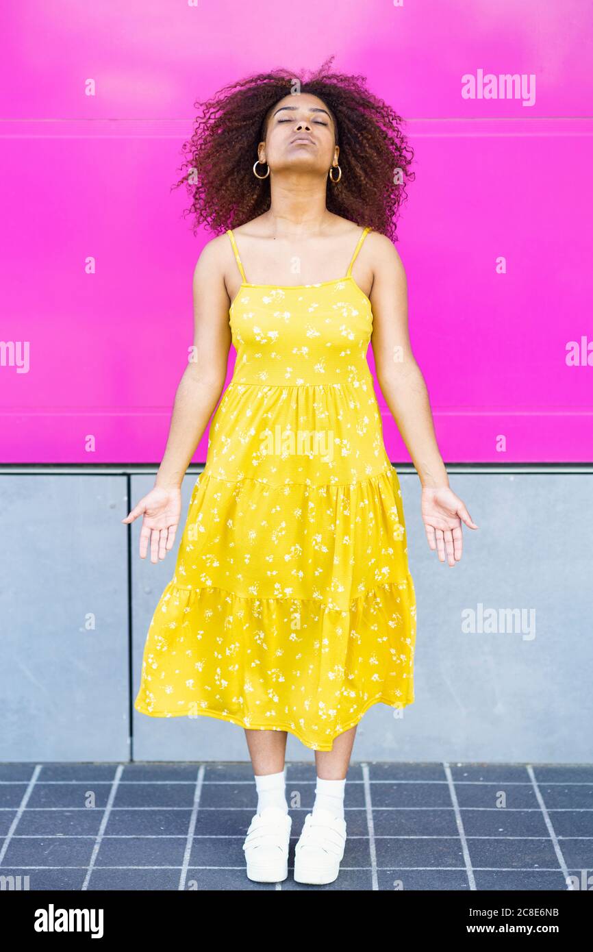 Vestido rosa amarillo fotografías e imágenes de alta resolución - Alamy