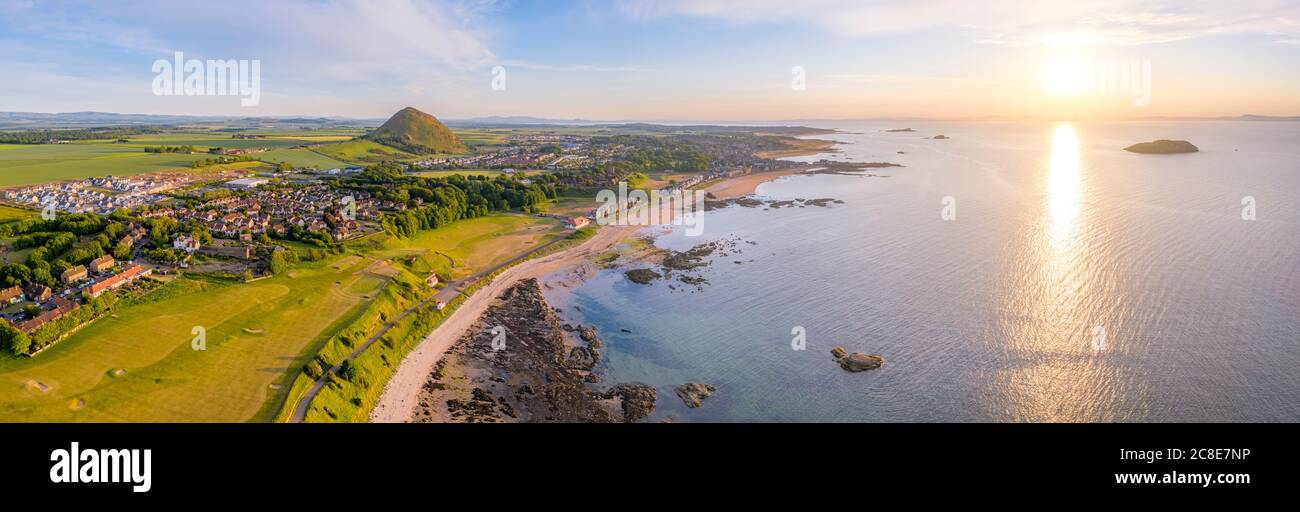 Reino Unido, Escocia, Berwick del Norte, panorama aéreo de la ciudad costera al atardecer del verano Foto de stock
