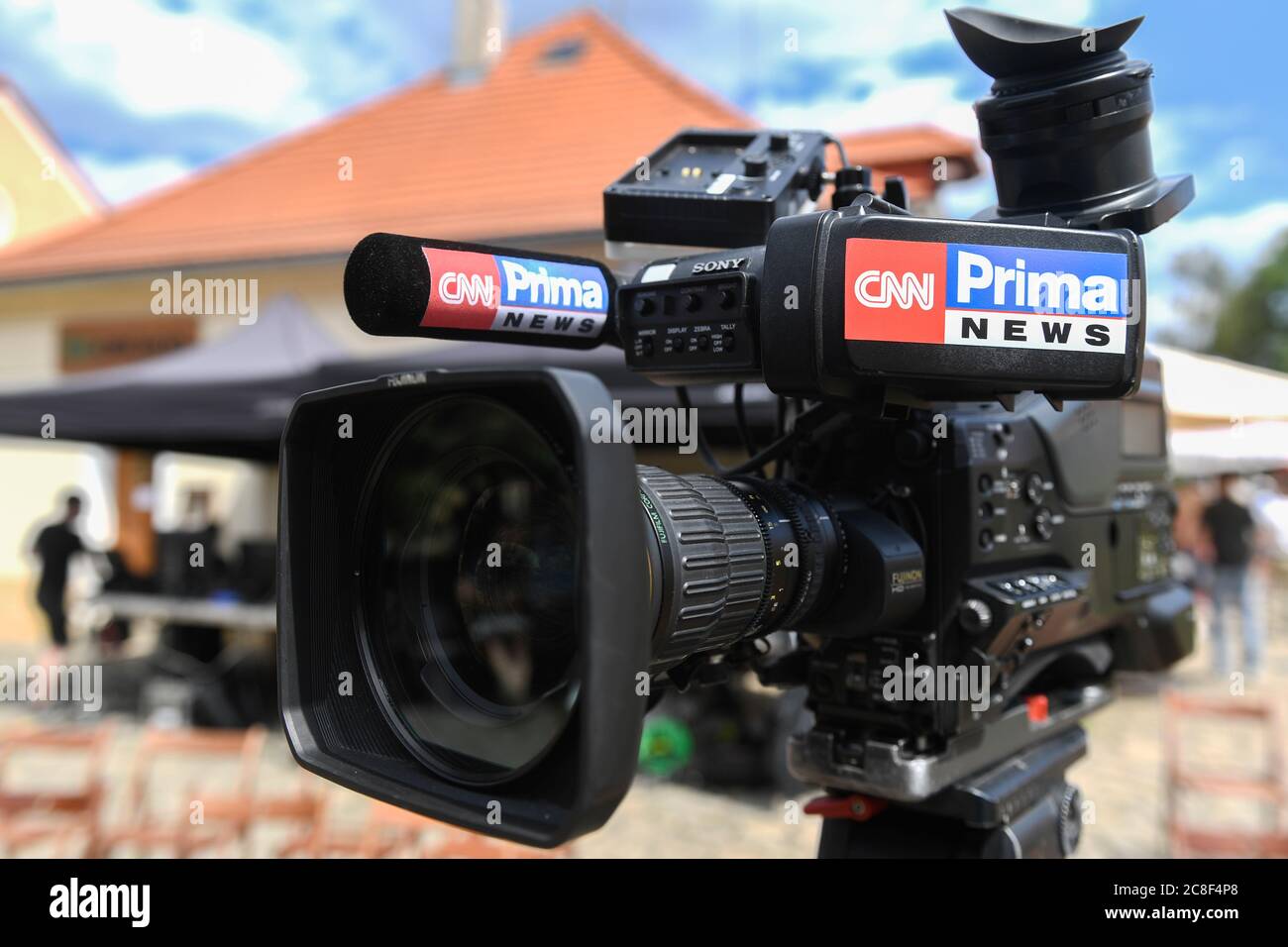 Praga, República Checa. 23 de julio de 2020. Una cámara de vídeo con el  logotipo de la cadena de televisión CNN Prima News se ve durante una  conferencia de prensa sobre el