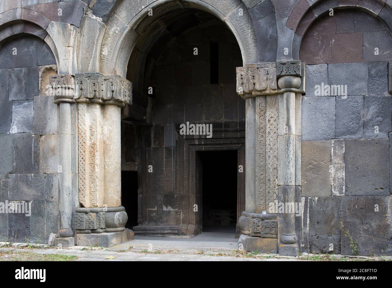 El monasterio de Bgheno-Noravank es un monasterio armenio del siglo XI en el Syunik Marz de Armenia. Está ubicado en una pista de bosque. Foto de stock