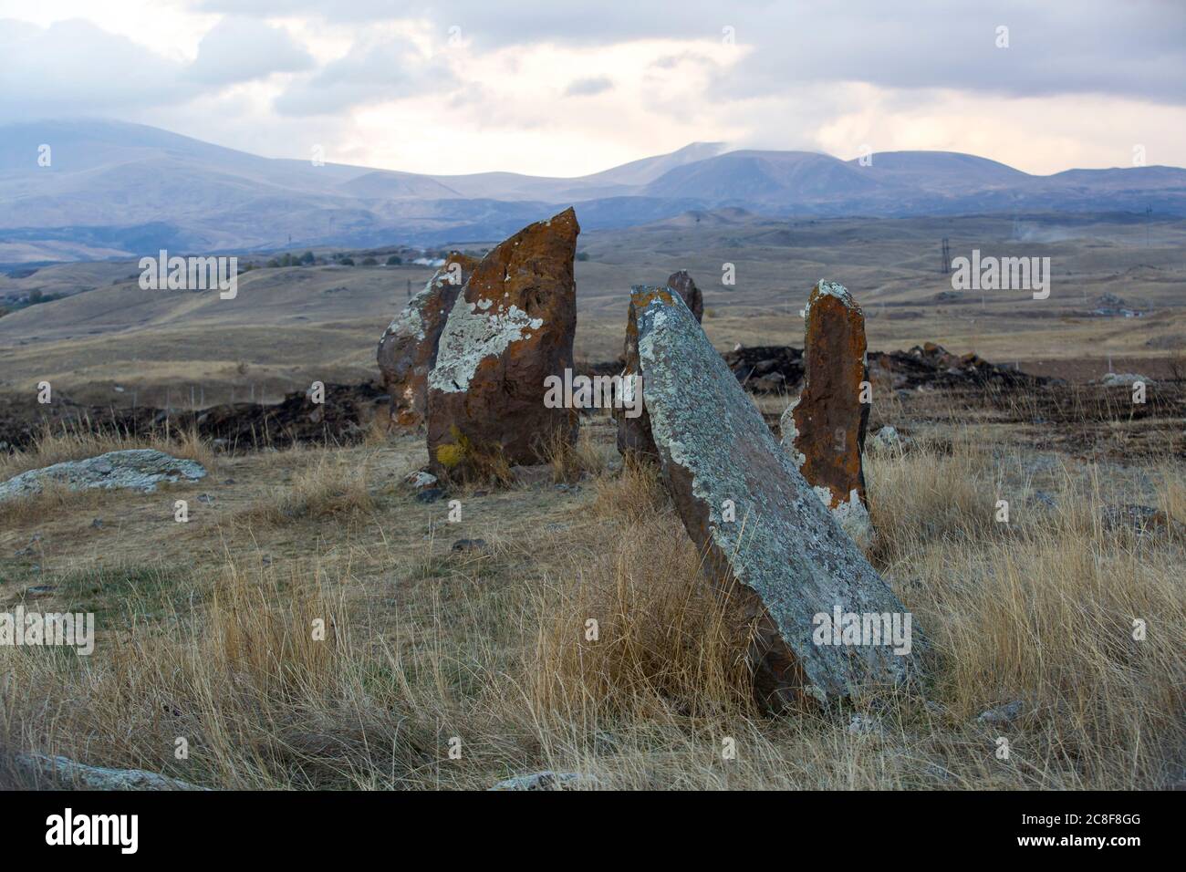 Carahunge, situado en una llanura dramática, es un sitio arqueológico prehistórico cerca de la ciudad de Sisian en la provincia de Syunik de Armenia. Foto de stock