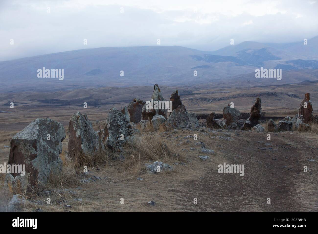 Carahunge, situado en una llanura dramática, es un sitio arqueológico prehistórico cerca de la ciudad de Sisian en la provincia de Syunik de Armenia. Foto de stock