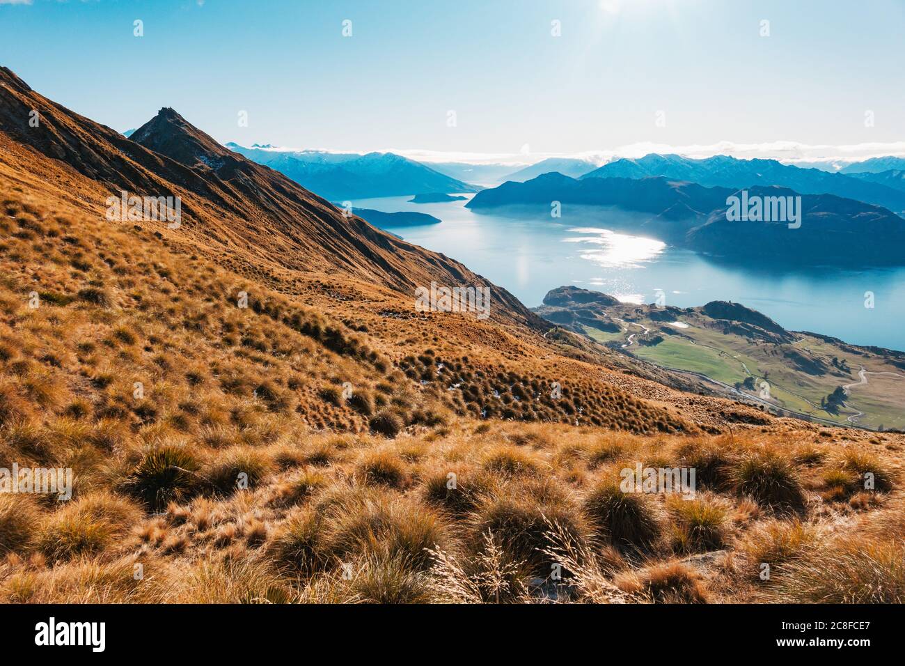 Un lago azul todavía, Wanaka en una mañana de invierno en la Isla del Sur de Nueva Zelanda Foto de stock