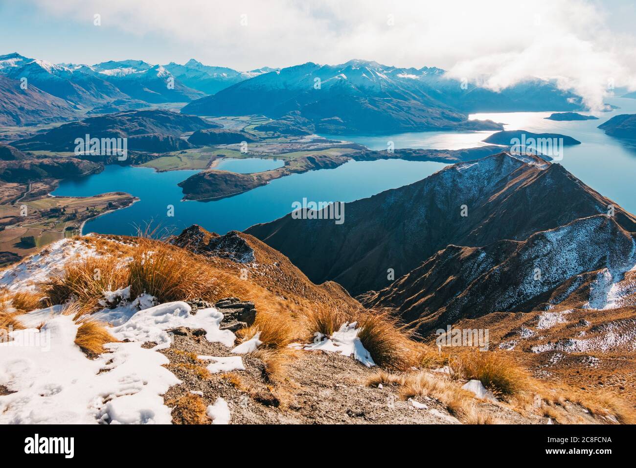 Mirando hacia Glendhu Bluff desde Roys Peak Track, Wanaka, Nueva Zelanda Foto de stock