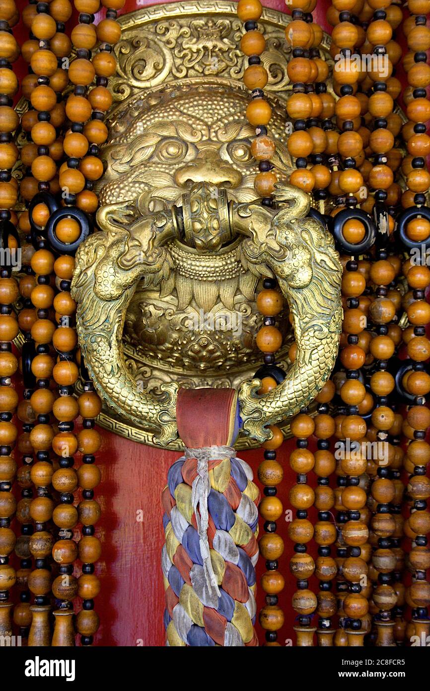 Vista más cercana de la puerta metálica de hermoso diseño en el Monasterio de Namdroling (Templo de Oro), Bylakuppe, cerca de Kushalnagar, distrito de Mysore, Karnat Foto de stock