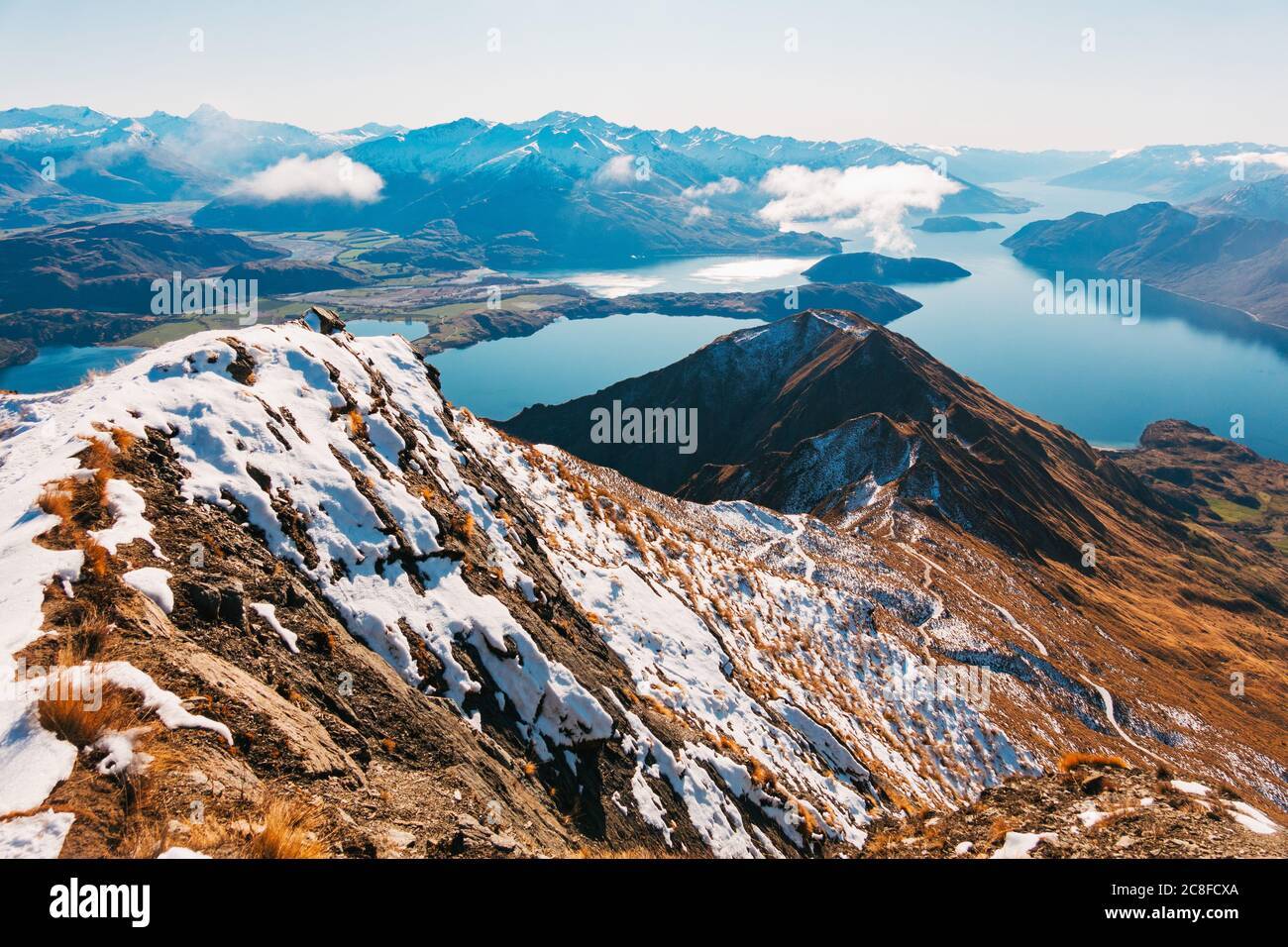 Líneas de cresta nevadas en el Roys Peak Track durante el invierno en Wanaka, Nueva Zelanda Foto de stock