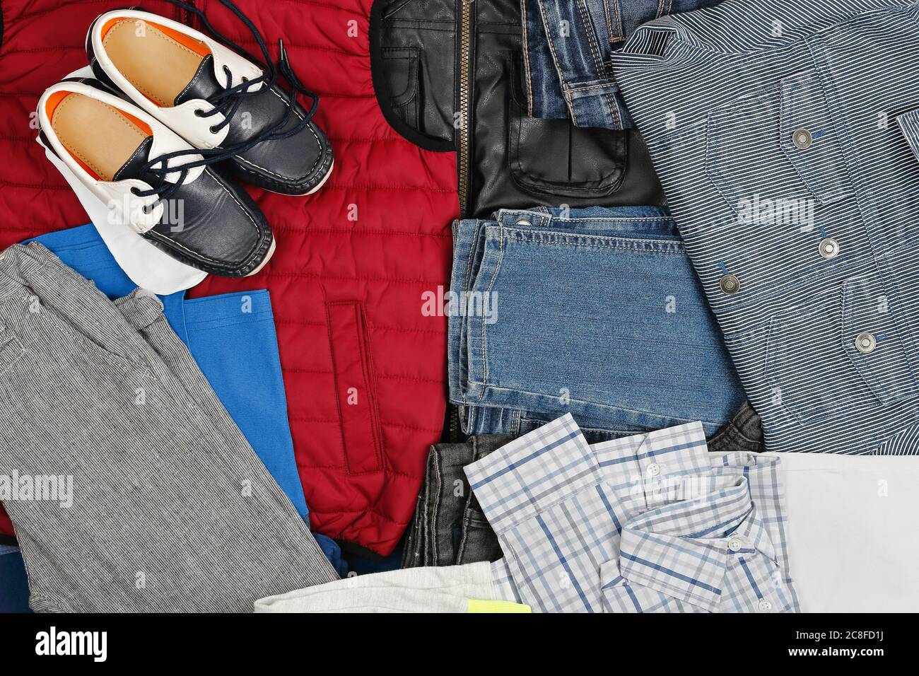 variedad de ropa para chicos, vista superior Fotografía de stock - Alamy