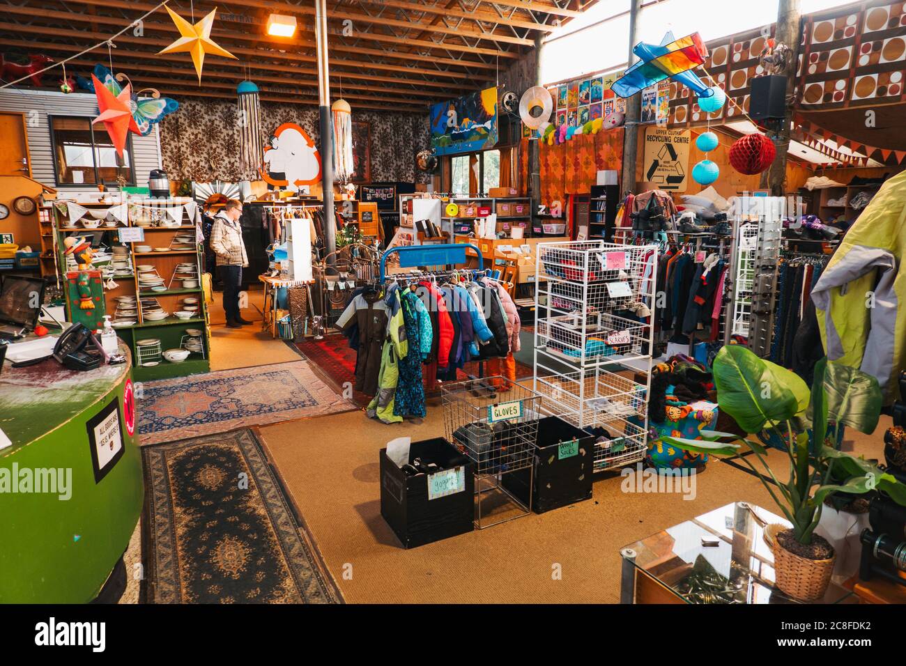 Ropa usada y otros artículos para el hogar en venta en Wastebusters, una  popular tienda de ahorro / op en Wanaka, Nueva Zelanda Fotografía de stock  - Alamy