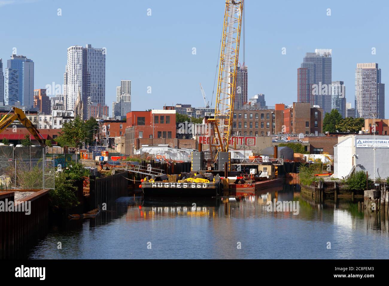 Área de ensayo y barcazas del sitio del Superfondo del Canal Gowanus de EPA en la antigua planta de Gas fabricado Old Citizens Gas Light, julio de 2020. Foto de stock