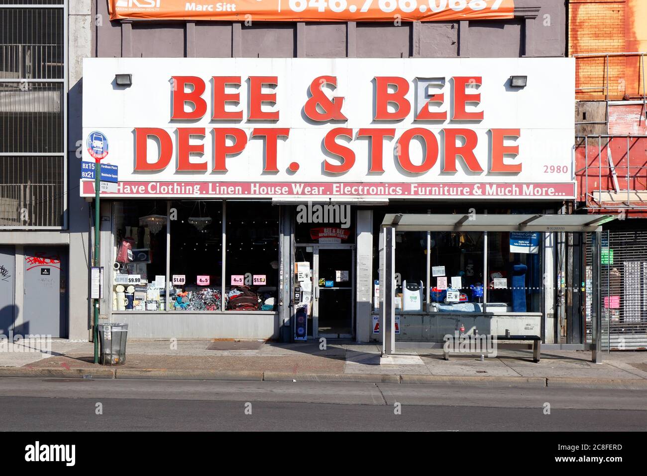 Bee & Bee Department Store, 2980 Third Ave, Bronx, Nueva York, NYC foto de una tienda de artículos para el hogar con descuento en el vecindario de Melrose Foto de stock