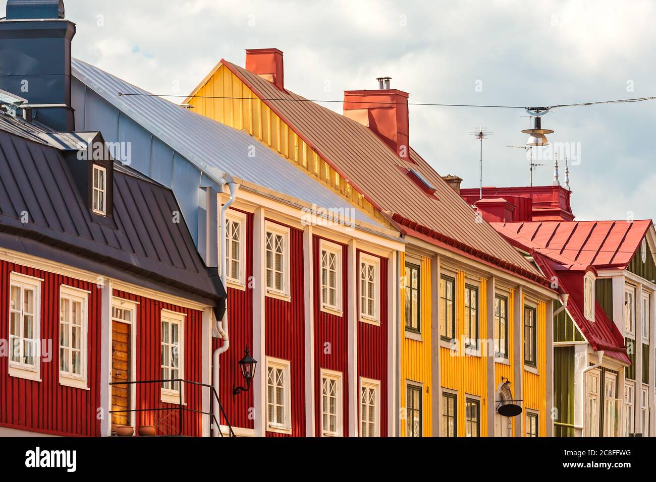 Fila de antiguas casas de madera de colores en la ciudad de Karlskrona, Suecia Foto de stock