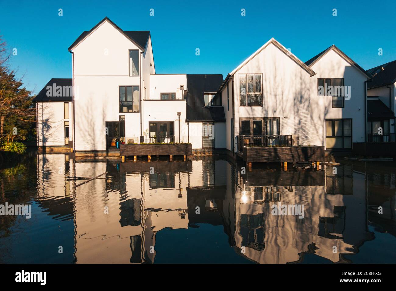 Townhouses situado en un estanque en Christchurch, Nueva Zelanda Foto de stock