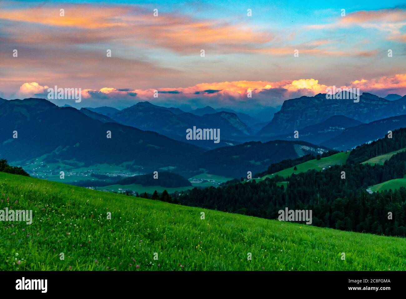 Abendrot im Bregenzerwald, Aussicht auf die Kanisfluh und Niedere, leuchtende Wolken über den Bergen, después de brillar sobre las montañas de Vorarlberg Foto de stock