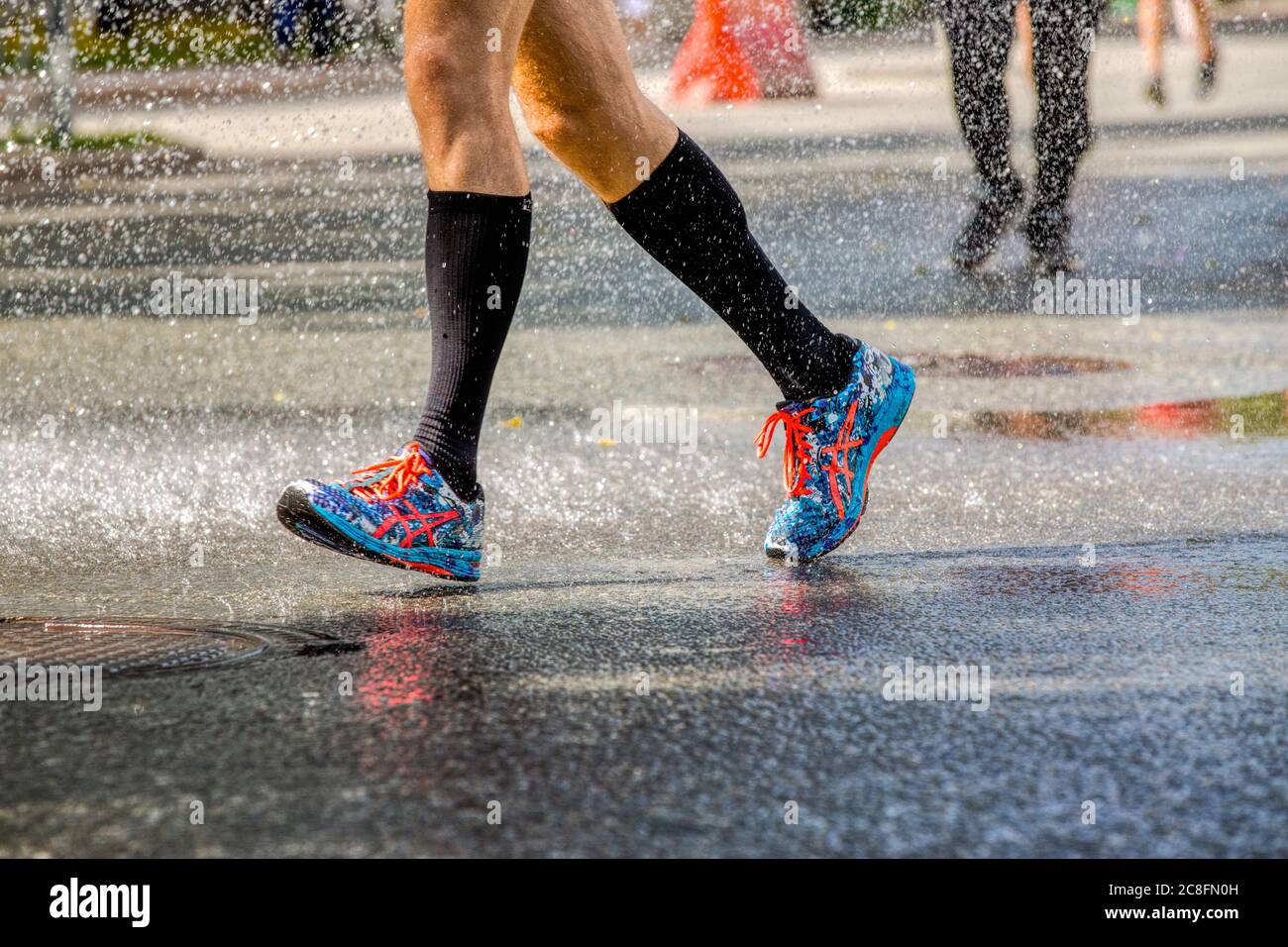 Ekaterimburgo, Rusia - 7 de agosto de 2016: Piernas hombre corredor en running ASICS en Europa-Asia Maratón Fotografía stock - Alamy