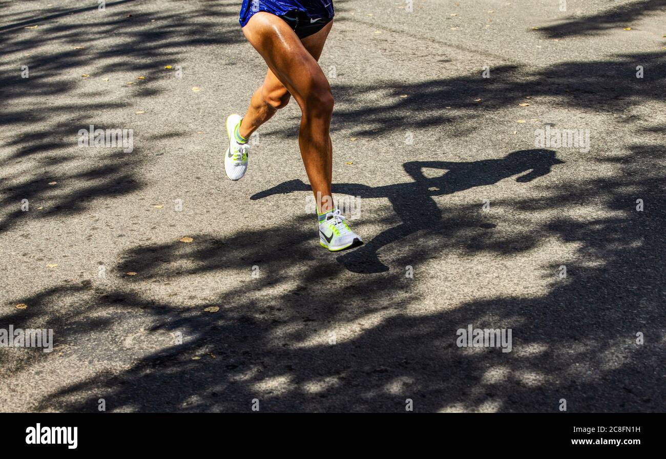 Ekaterimburgo, Rusia - 7 de agosto de 2016: Piernas mujer corredor en  blanco zapatillas de running Nike en Europa-Asia Maratón Fotografía de  stock - Alamy