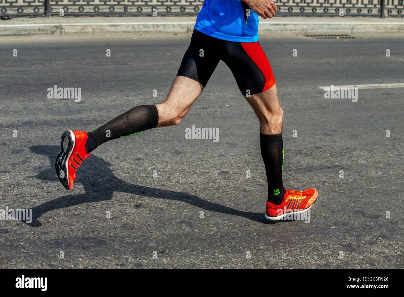 Ekaterimburgo, Rusia - 7 agosto de 2016: Piernas hombre corredor en zapatillas de running Adidas en Europa-Asia Fotografía de stock - Alamy