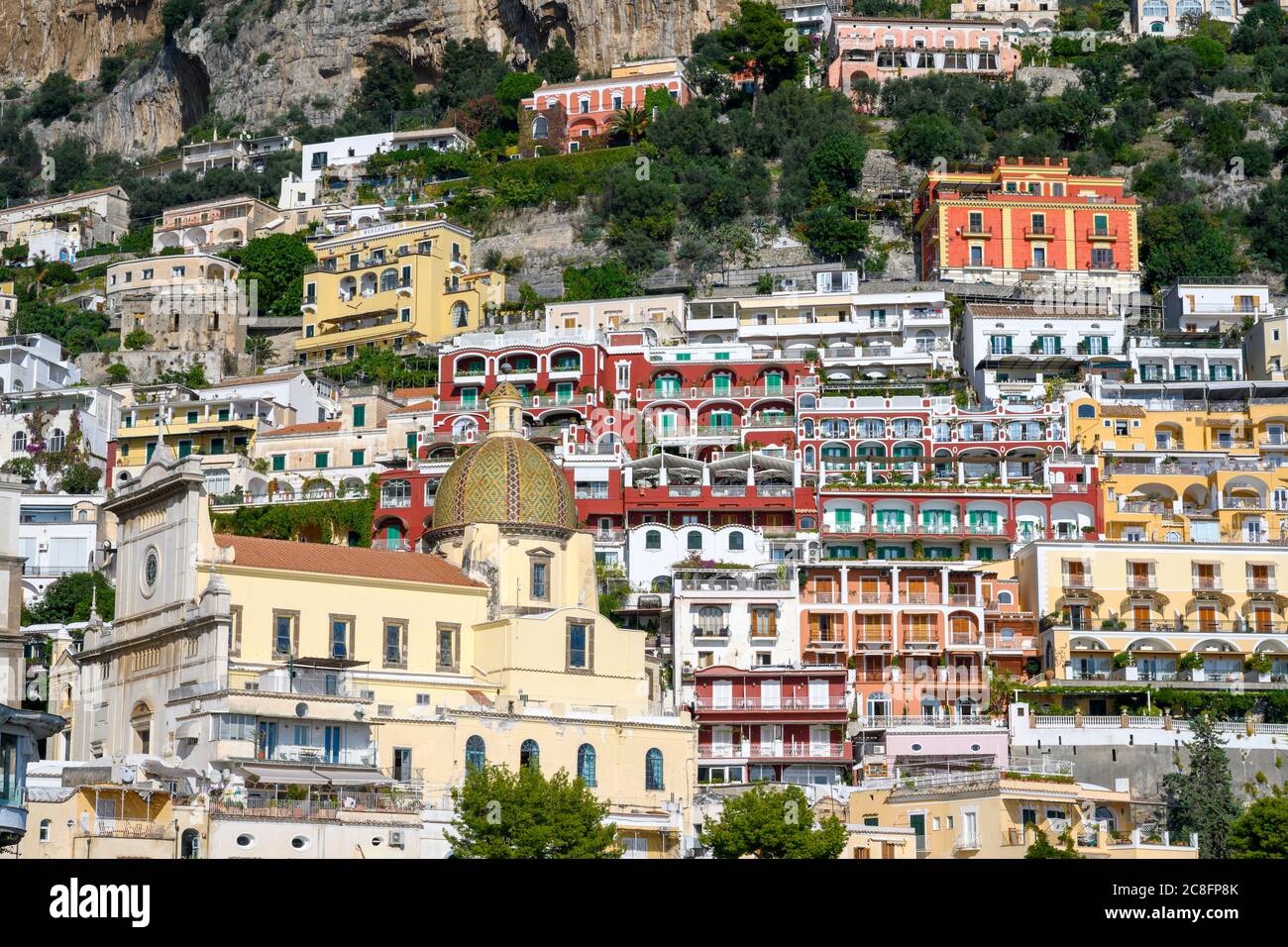 Filas de casas coloridas y otros edificios, dispuestos en terrazas en Positano, sur de Italia Foto de stock