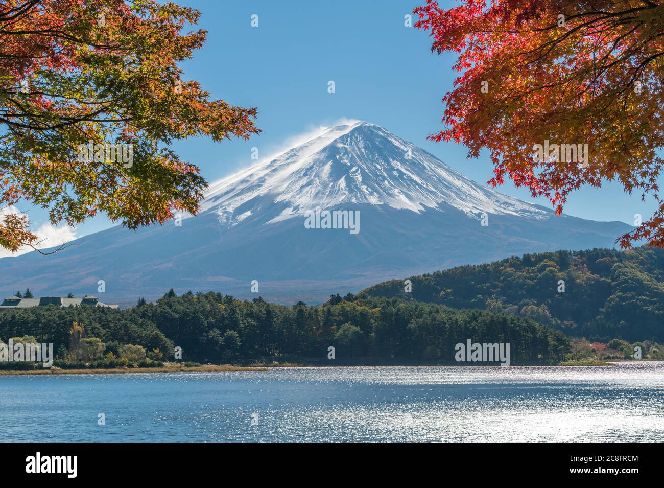 Monte Fuji en color otoñal, Japón Foto de stock