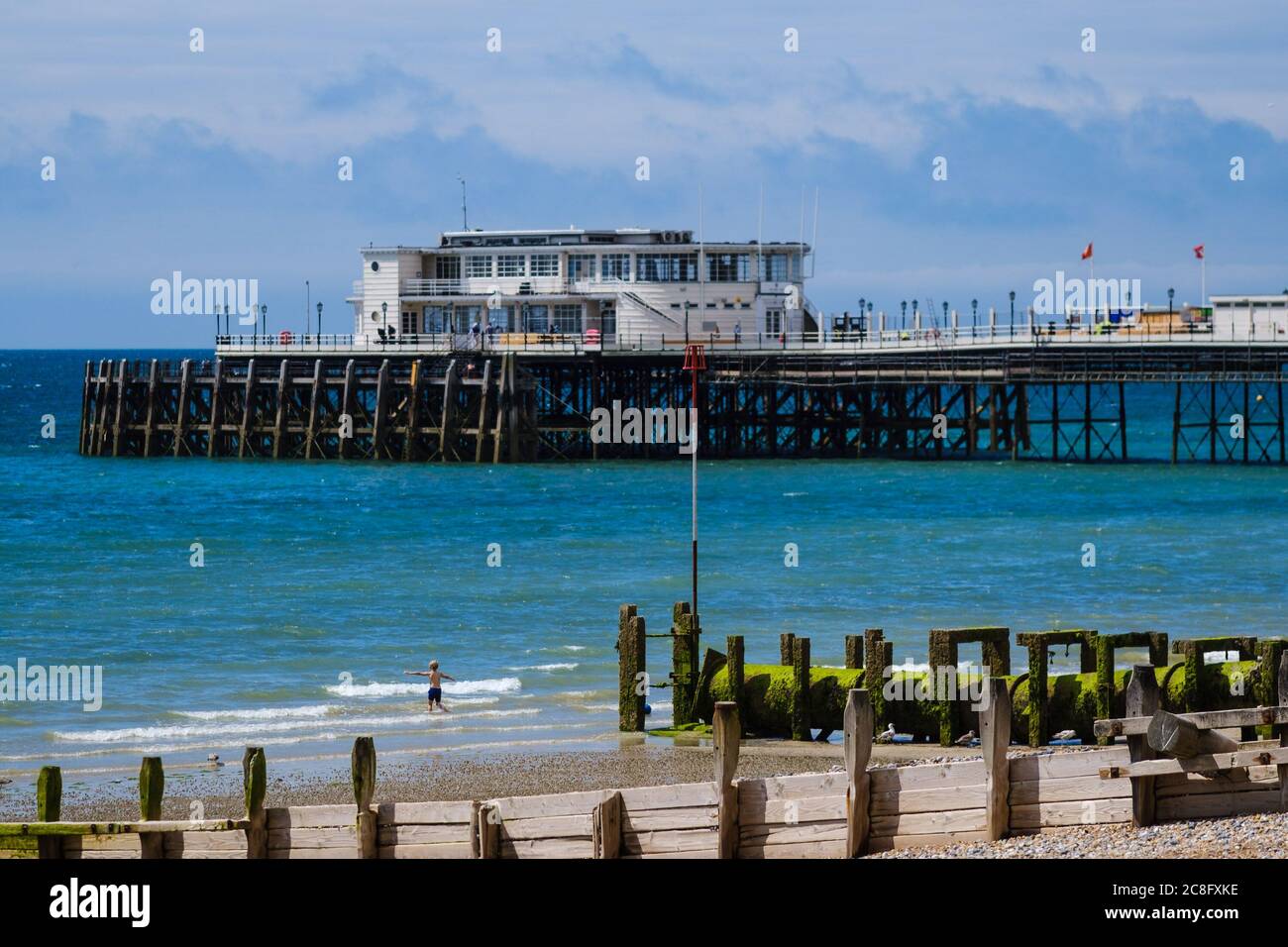 Seafront, Worthing, Reino Unido. 24 de julio de 2020. Un niño juega en el mar frente al muelle Worthing en un día soleado. Imagen de crédito: Julie Edwards/Alamy Live News Foto de stock