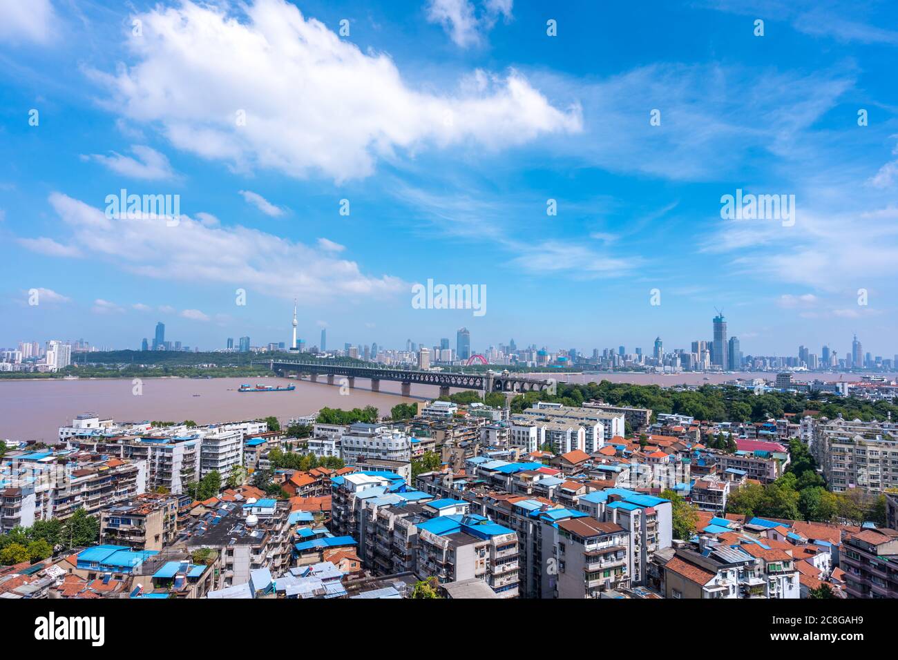 Vista aérea de la ciudad de Wuhan. Horizonte panorámico y edificios junto al río yangtze. Foto de stock
