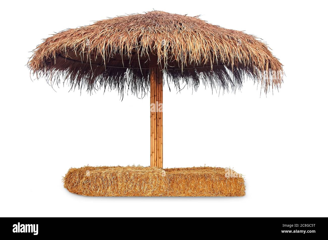 Sombrilla de la cabaña Tiki, cabaña de playa con silla de paja aislada sobre fondo blanco, sendero incluido. Foto de stock