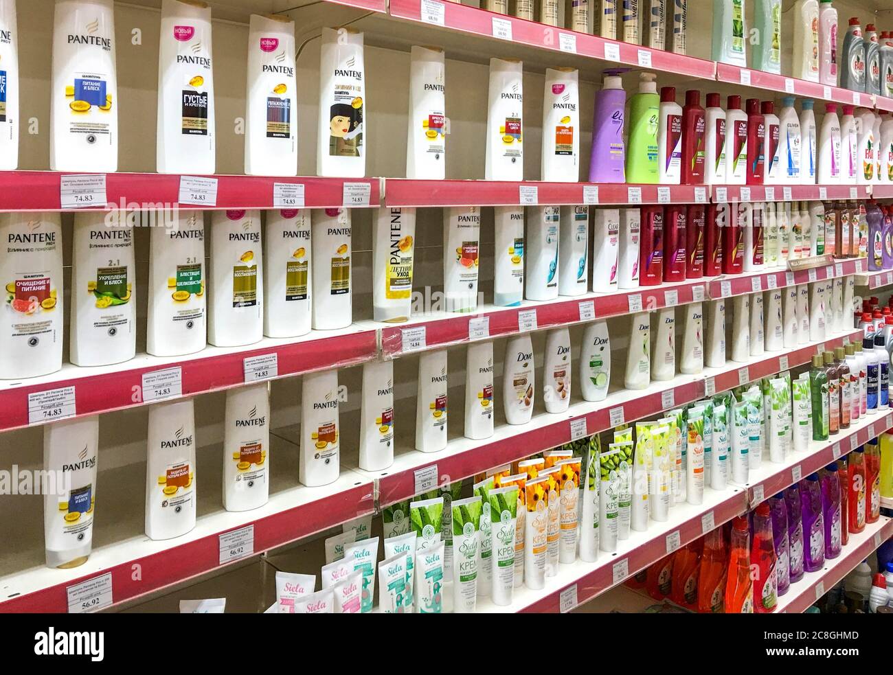 Productos cosméticos en las estanterías de supermercados, Velykyj Bereznyj, Ucrania Foto de stock